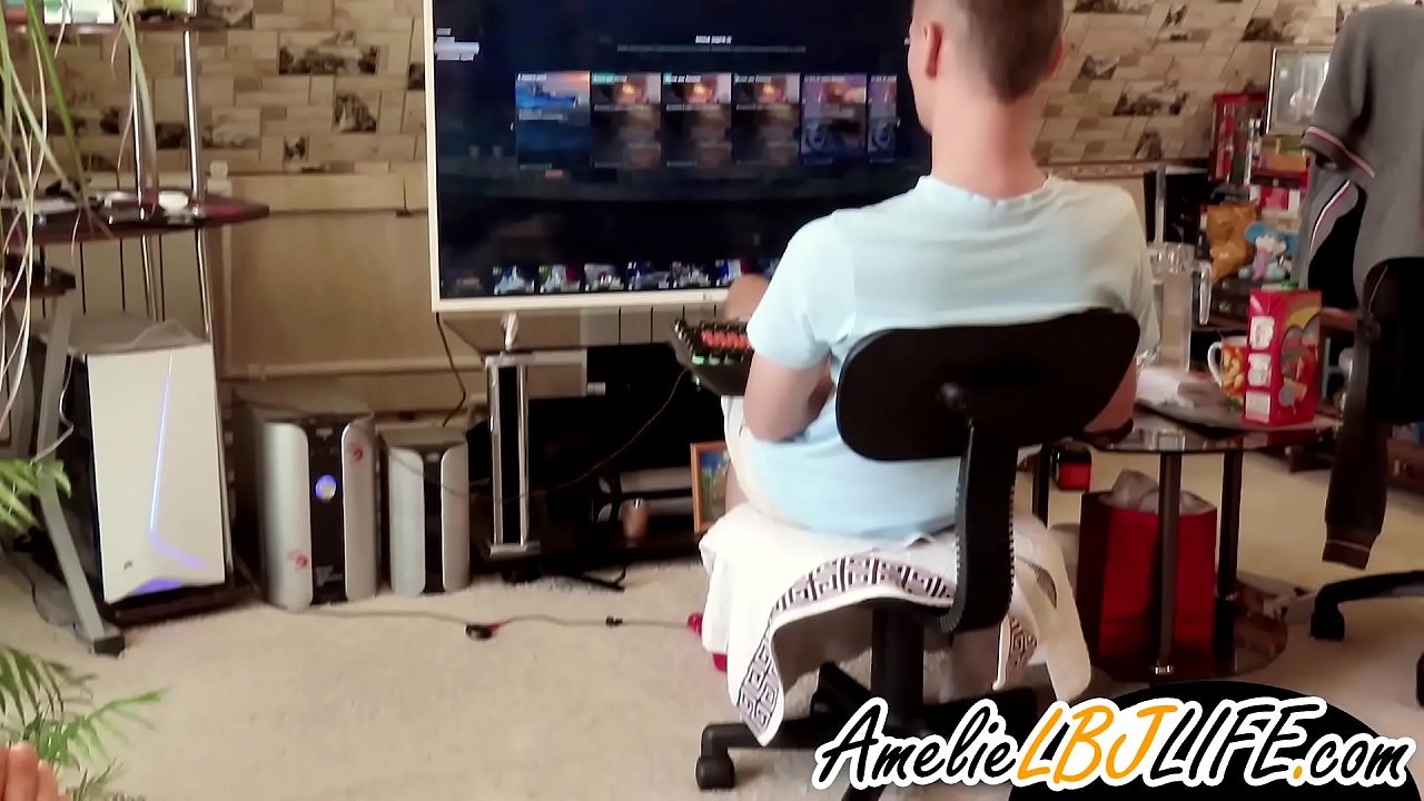 Una noia es masturba amb una joguina sexual perquè el nuvi jugui a jocs d'ordinador