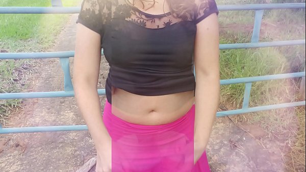 Jugant a la granja, una autèntica dona de casa, puta gossa i el seu marit cornut a la natura