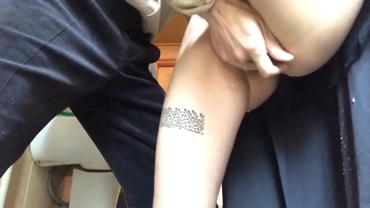 Squirt al bany de l'escola, un autèntic orgasme espumós: el meu professor va fer tot el possible