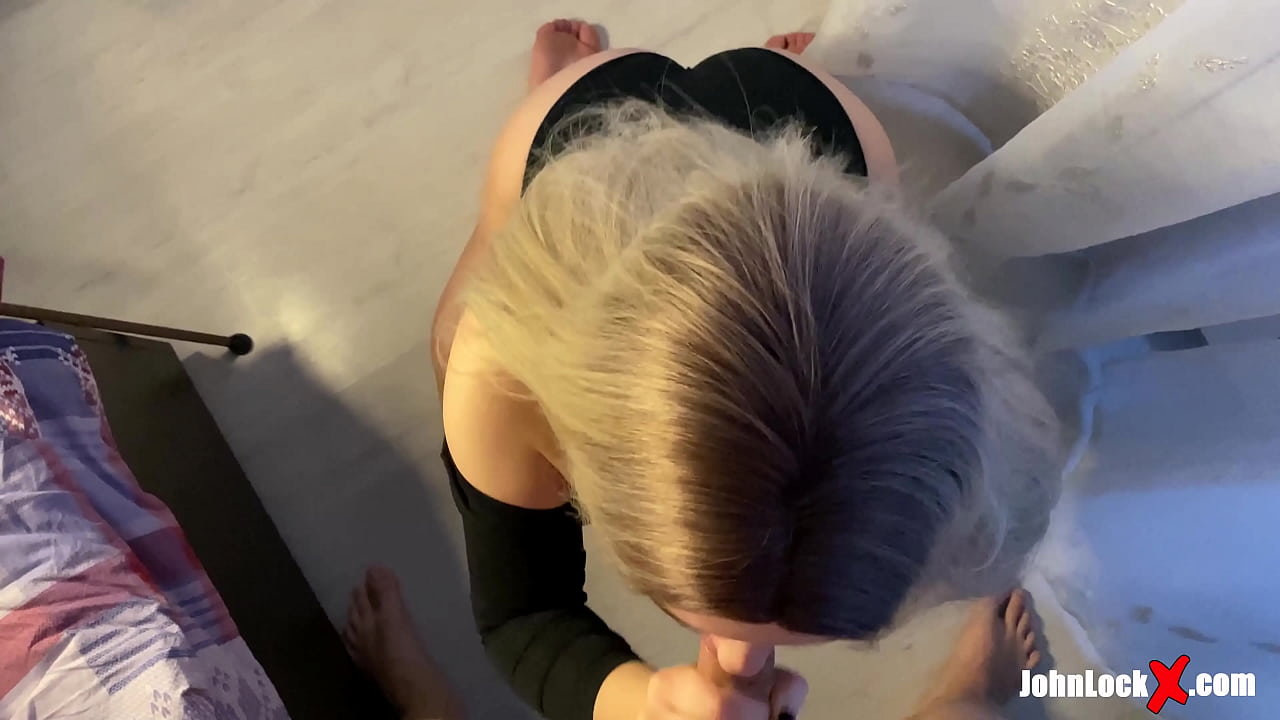 Pelirroja xuclant la polla i fot-la, fent-se semen al cul